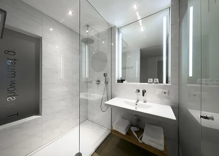 Theaterhotel מלון 4*