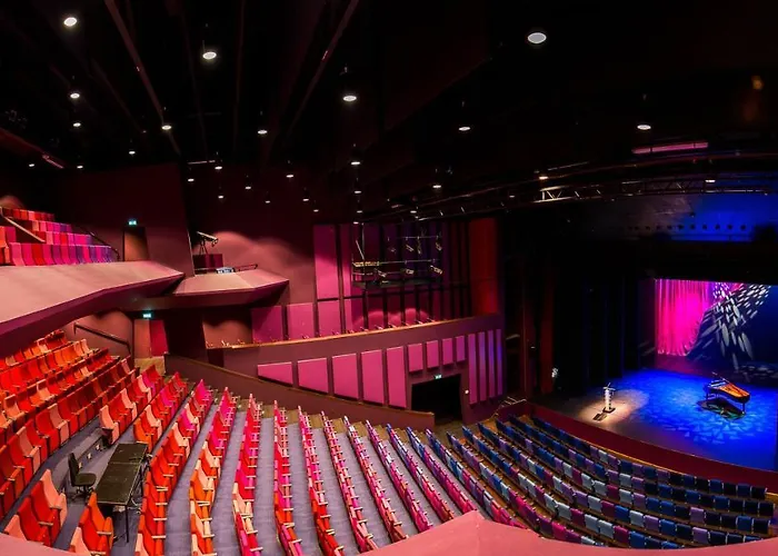 ホテル Theaterhotel 4*