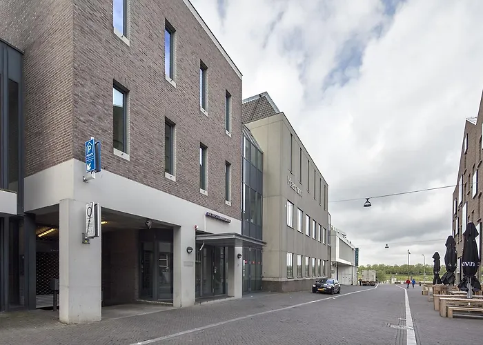 ホテル Theaterhotel 4*